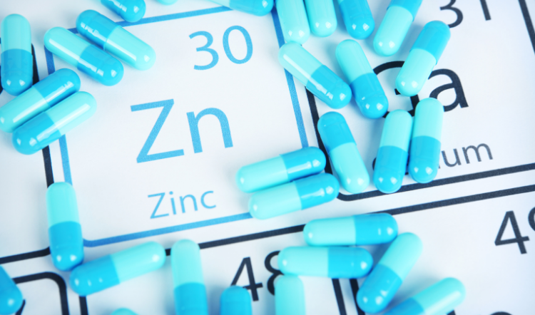 Capsule di zinco su tavola periodica con simbolo Zn e nome Zinc